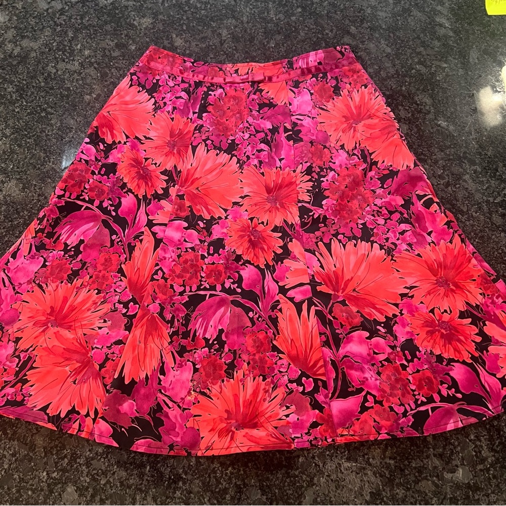 Notations Petite Skirt. Size S. Fuchsia & Red Floral Print. Bow at waist. Soft.